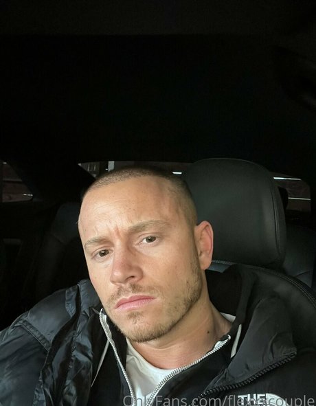 Naakte gelekte OnlyFans-foto van Flexxxcouple
