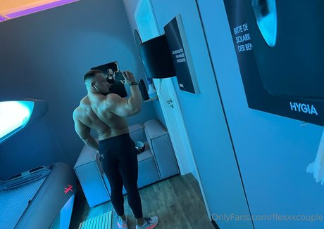 Naakte gelekte OnlyFans-foto van Flexxxcouple