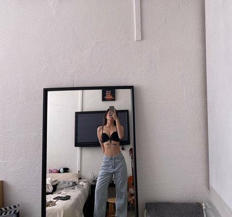 Naakte gelekte OnlyFans-foto van Ashleyschaffino