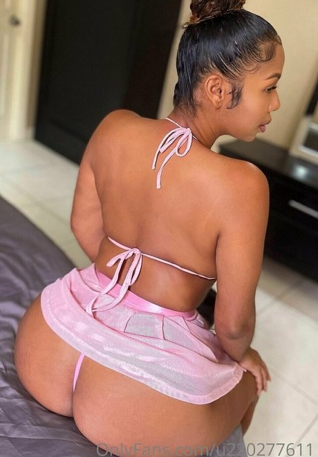 Naakte gelekte OnlyFans-foto van Leizamae Keane
