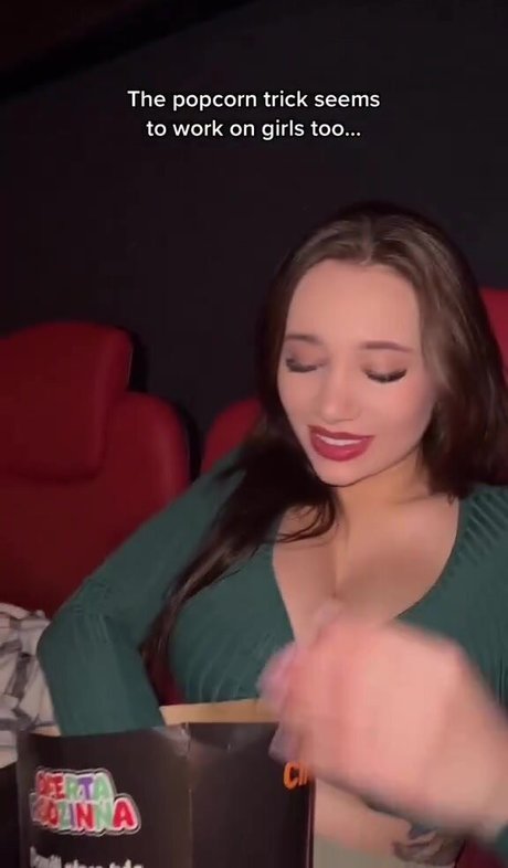 Naakte gelekte OnlyFans-foto van Helenloveschailatte