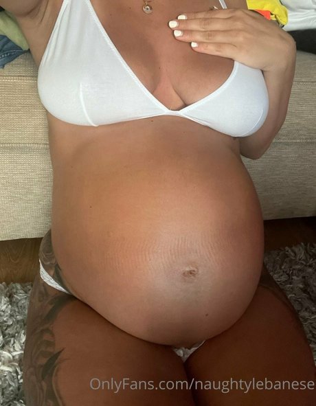Naakte gelekte OnlyFans-foto van Naughty Lebanese