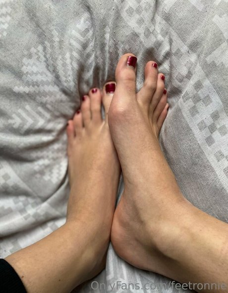 Naakte gelekte OnlyFans-foto van Feetronnie