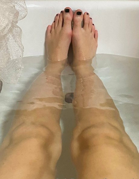 Naakte gelekte OnlyFans-foto van Feetronnie