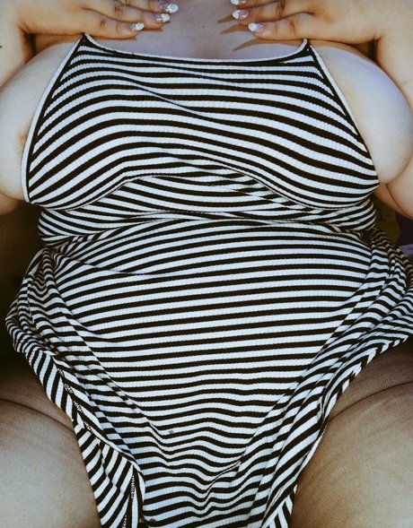 Naakte gelekte OnlyFans-foto van Moomochi