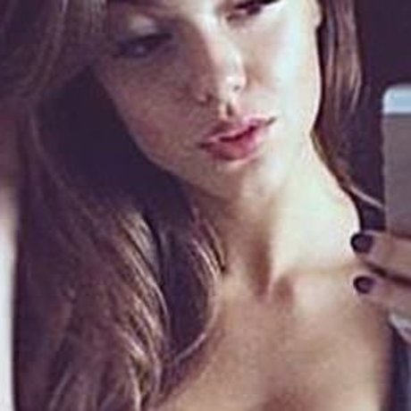 Naakte gelekte OnlyFans-foto van Treats Magazine