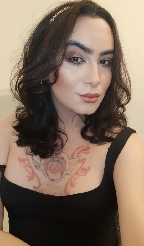 Naakte gelekte OnlyFans-foto van Miss Yuna