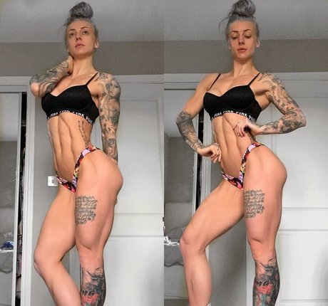Naakte gelekte OnlyFans-foto van Lauren Kenealy