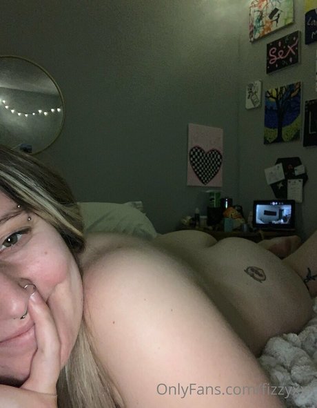 Naakte gelekte OnlyFans-foto van Fizzyxxx