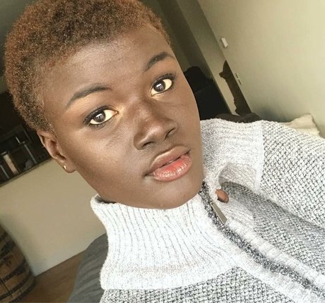 Naakte gelekte OnlyFans-foto van Khoudia Diop