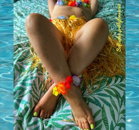 Naakte gelekte OnlyFans-foto van Softsolesprettytoesxoxo