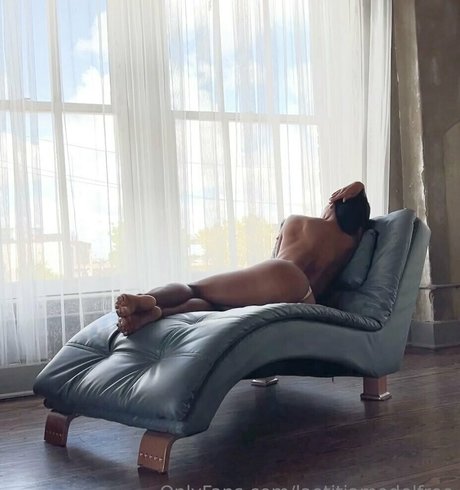 Naakte gelekte OnlyFans-foto van Laetitiamodelfree
