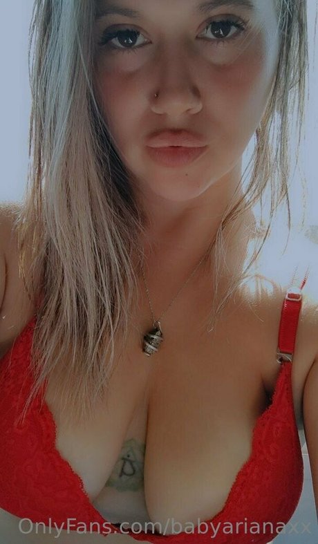 Naakte gelekte OnlyFans-foto van Babyarianaxx