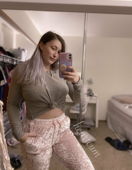Naakte gelekte OnlyFans-foto van Heartcumtz