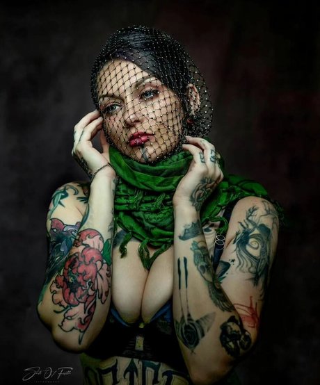 Naakte gelekte OnlyFans-foto van Gunbunny101