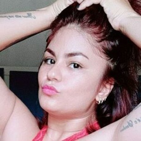 Naakte gelekte OnlyFans-foto van Karina Oliveira