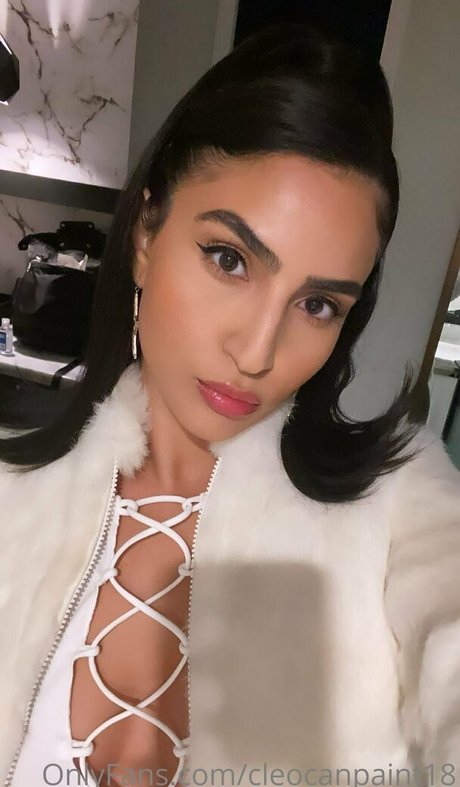 Naakte gelekte OnlyFans-foto van Cleopatrateen