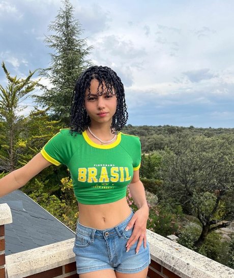 Naakte gelekte OnlyFans-foto van Larissa Kimberly