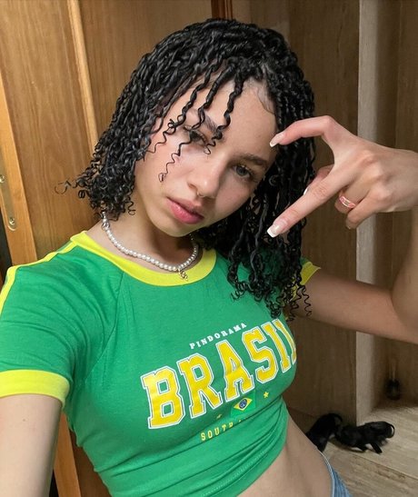 Naakte gelekte OnlyFans-foto van Larissa Kimberly