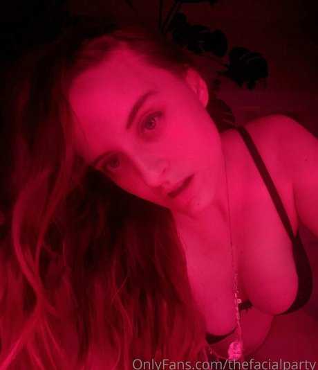 Naakte gelekte OnlyFans-foto van Thefacialparty