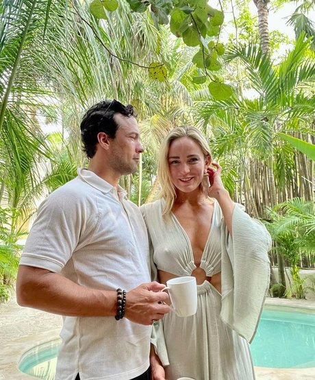 Naakte gelekte OnlyFans-foto van Caity Lotz