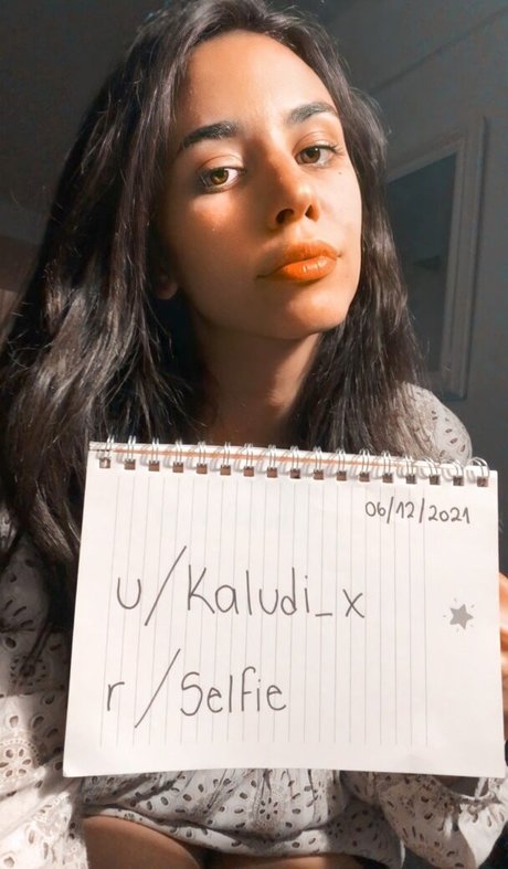 Naakte gelekte OnlyFans-foto van Vera Kaludi