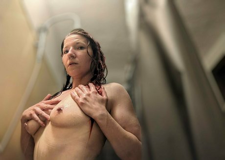 Naakte gelekte OnlyFans-foto van Kyracurb