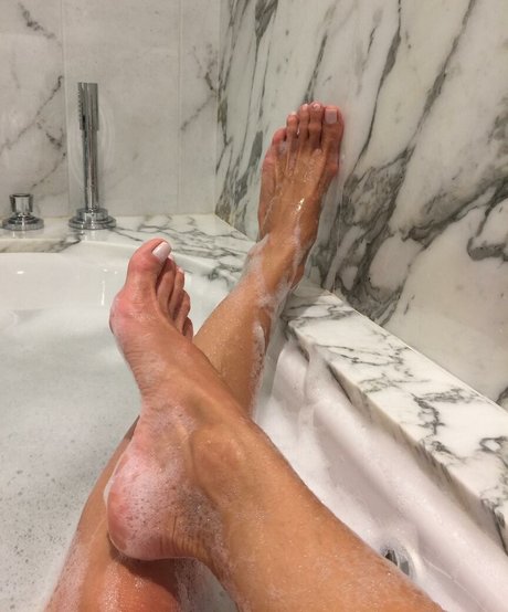 Naakte gelekte OnlyFans-foto van Momo Hotwife
