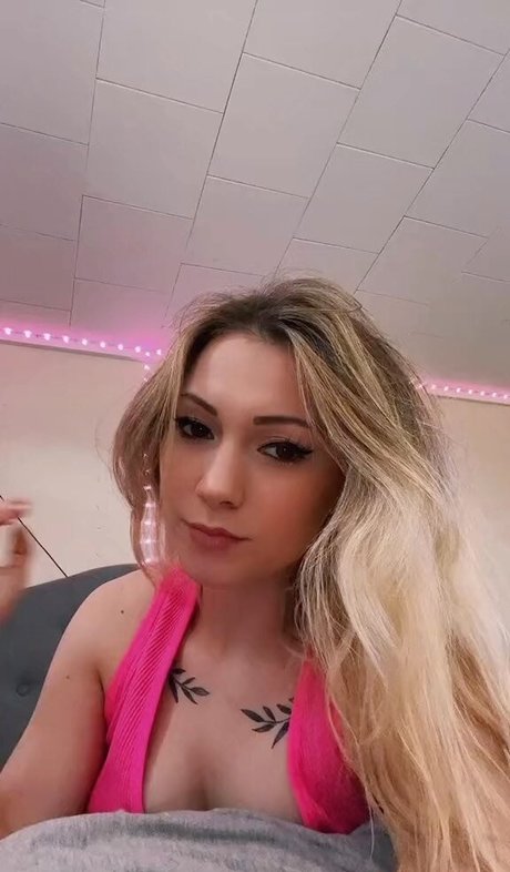 Naakte gelekte OnlyFans-foto van Little Momma