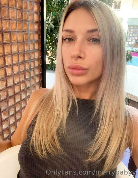 Naakte gelekte OnlyFans-foto van Merrybabyy