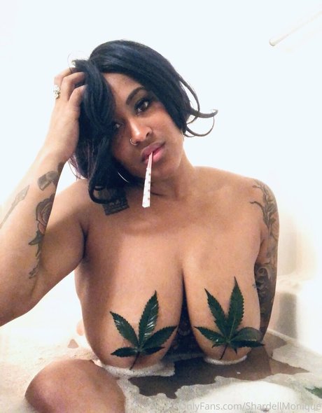 Naakte gelekte OnlyFans-foto van Sharsharbinkz