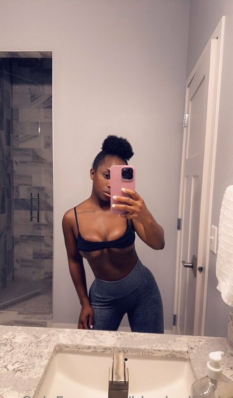 Naakte gelekte OnlyFans-foto van Bhadgalfreda