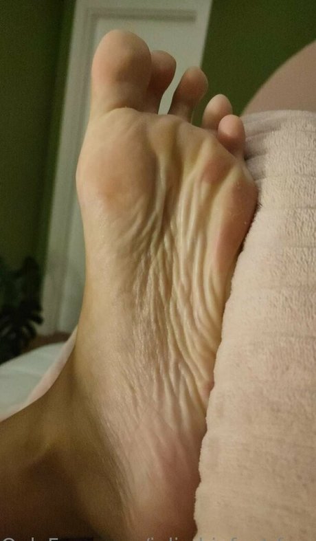 Naakte gelekte OnlyFans-foto van Juliebigfeetfree