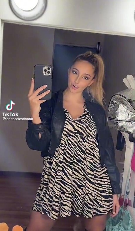 Naakte gelekte OnlyFans-foto van Anita Celestino