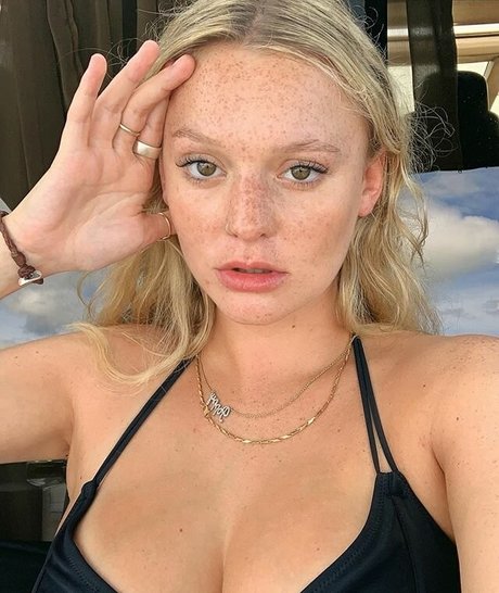 Naakte gelekte OnlyFans-foto van Poppyy Hopson