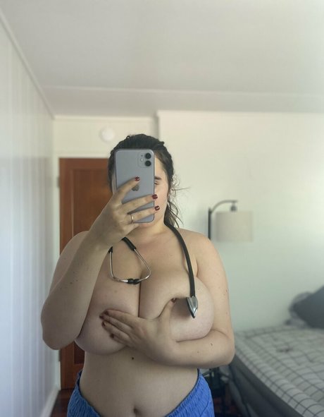 Naakte gelekte OnlyFans-foto van Nurse Eve