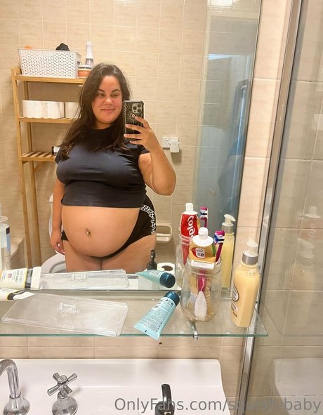 Naakte gelekte OnlyFans-foto van Squishbaby