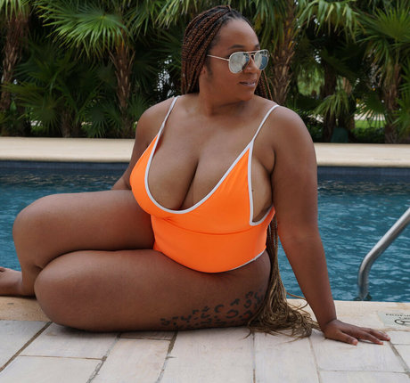 Naakte gelekte OnlyFans-foto van Faye Jackson