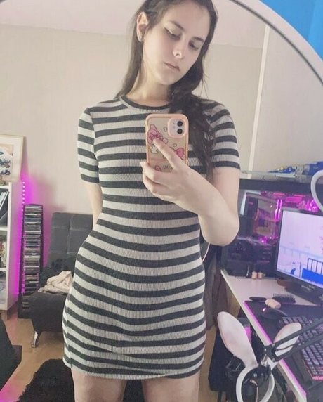 Naakte gelekte OnlyFans-foto van Bunnygirl Emma