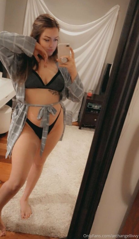 Naakte gelekte OnlyFans-foto van Archangellivvy