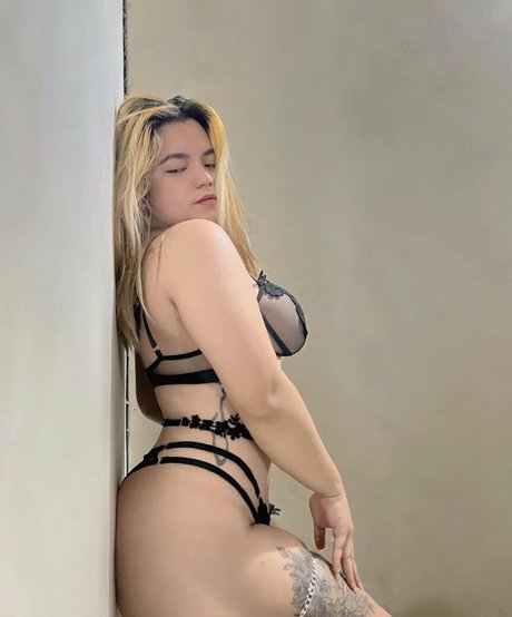 Naakte gelekte OnlyFans-foto van Ara Belle