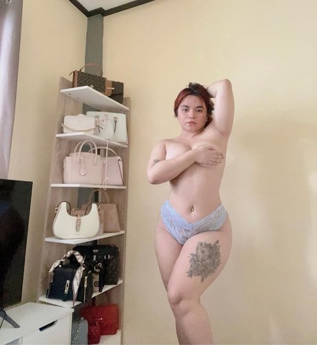 Naakte gelekte OnlyFans-foto van Ara Belle