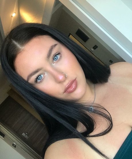 Naakte gelekte OnlyFans-foto van Holly Marston
