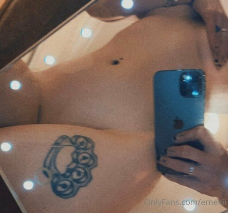Naakte gelekte OnlyFans-foto van Emekii