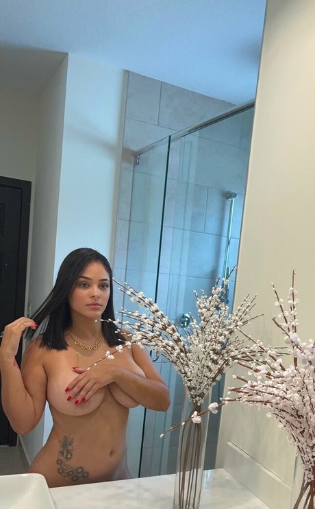Naakte gelekte OnlyFans-foto van Jasmine Caro