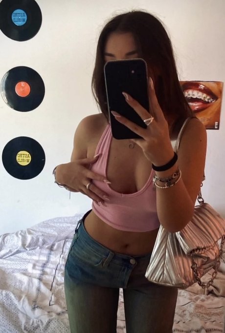 Naakte gelekte OnlyFans-foto van Emilie