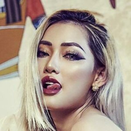 Naakte gelekte OnlyFans-foto van Tiffany Ngoc Ha