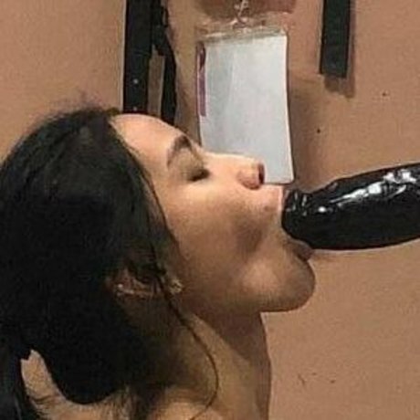 Naakte gelekte OnlyFans-foto van Riza Loren Carrillo