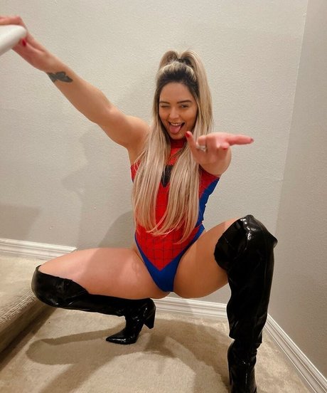 Taynara Conti
