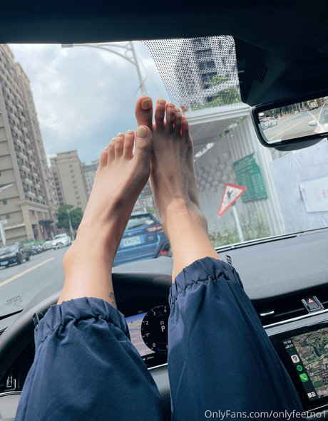 Naakte gelekte OnlyFans-foto van Onlyfeetno1